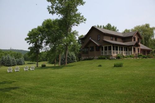 5702 Shamrock Ln, Hubertus, WI 53033-9768