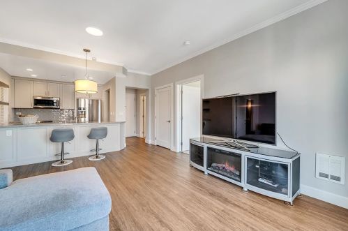 585 9th St, Oakland, CA 94607-3838