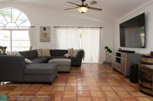 1903 180 Ter, Hollywood FL 33029-5173 exterior