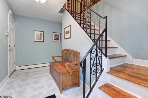 8 Sharon Ct, Skyline Lakes, NJ 07456-1835