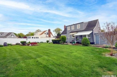 35 Walsh Ln, Westbury NY  11590-1029 exterior