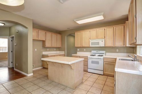 2213 Galen Dr, Elk Grove, CA 95758-7113
