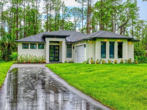 4863 42nd St, Naples, FL 34120-1528
