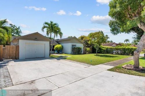 19621 58th Ave, Hialeah FL  33015-4909 exterior