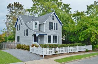 308 Wiggins St, Greenport, NY 11944-1844
