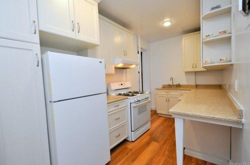 174 Garth Rd, Scarsdale, NY 10583-3802