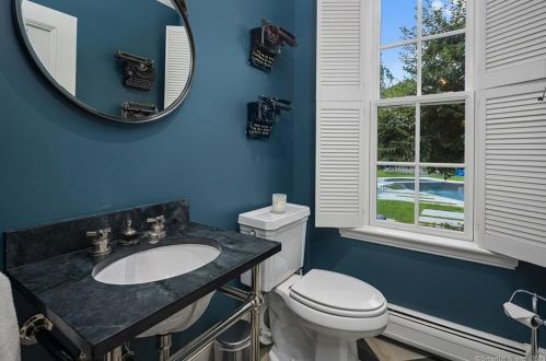 916 Pequot Ave, Southport CT  06890-1420 exterior