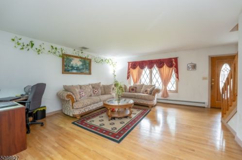 607 Oakwood Ave, Roselle Park, NJ 07204-1133