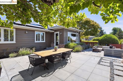 50 Lane Ct, Oakland, CA 94611-3129