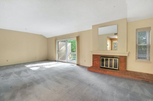 18 Heritage Hills Dr, Somers Town, NY 10589-3181