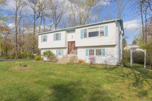36 Stonewall Ln, Congers, NY 10920-1820