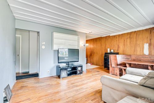 22 Stuart Dr, East Brunswick NJ  08816-3808 exterior