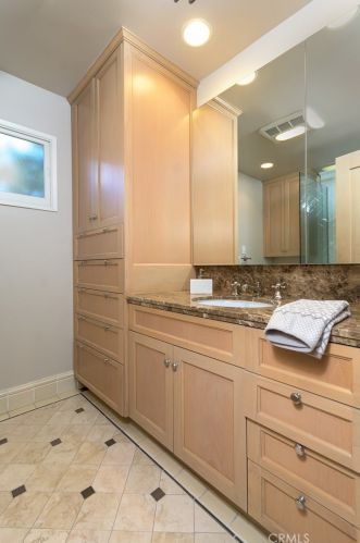 2755 Valle Vista Dr, Glendale CA  91206-4720 exterior