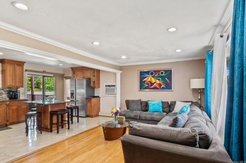 577 Centre Ave, North Lindenhurst NY  11757-3114 exterior