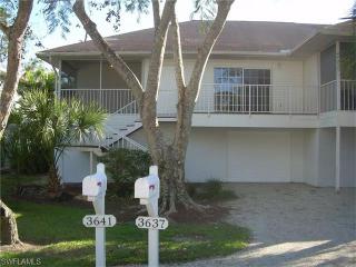 3641 Cottage Club Ln, Naples, FL 34105-2710