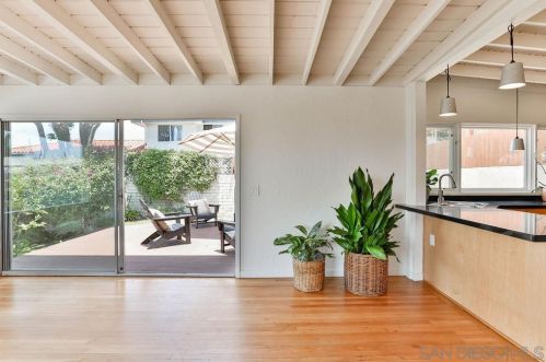46 F St, Encinitas CA  92024-3601 exterior