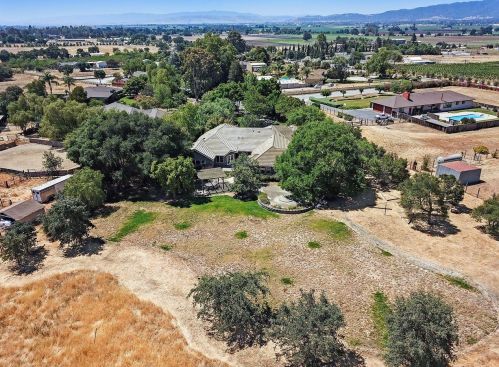 10000 Walter Welsher Ct, Gilroy CA  95020-9704 exterior