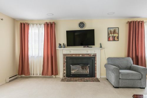 124 Hilltop Pl, New London NH  03257-5412 exterior