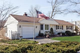 10 Murfield Pl, Huntington Station, NY 11747-1561