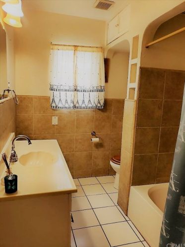 729 28th St, Bakersfield CA  93301-2560 exterior