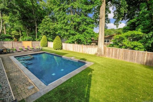 9 Charles Ln, Rye Brook NY  10573-1404 exterior