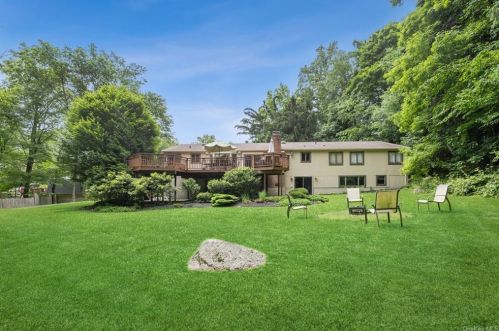 2 Old Farm Ct, West Nyack NY  10994-1210 exterior