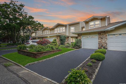 129 Fairfield Dr, Holbrook, NY 11741-2857