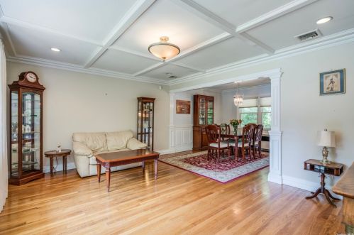 9 Doris Ct, Northport NY  11768-2000 exterior