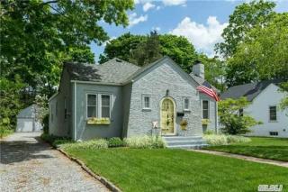 448 Peters Blvd, Brightwaters, NY 11718-1710