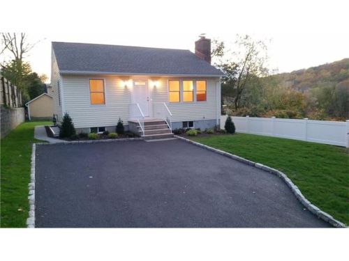 60 Washington Pl, Thornwood, NY 10594-1413
