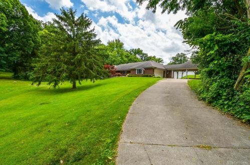 560 Louise Dr, Xenia, OH 45385-1700