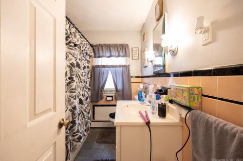 82 Middlefield Ave, Waterbury CT  06705-2723 exterior