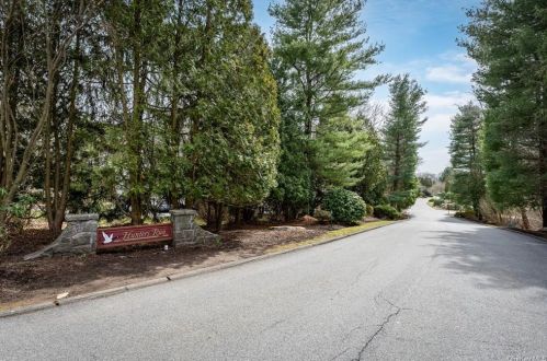 15 Nottingham Way, Mahopac, NY 10541-3775