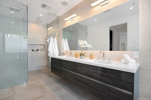 15245 Greenleaf St, Van Nuys CA 91403-4010 exterior