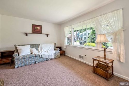 81 Mcnomee St, Oakland NJ  07436-2609 exterior