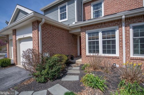 40 Stonehurst Ct, Wayne, PA 19087-5701