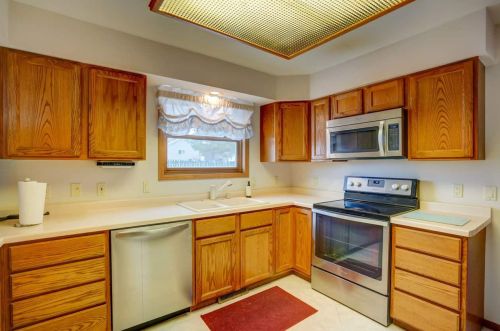 227 Sunrise Ct, Deerfield, WI 53531-9427