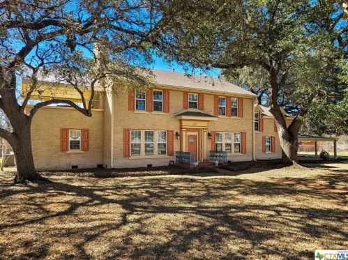 921 College St, Seguin, TX 78155-3221