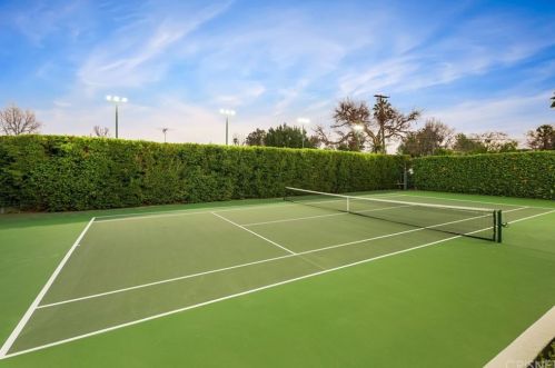 5242 Amestoy Ave, Van Nuys CA 91406-2112 exterior