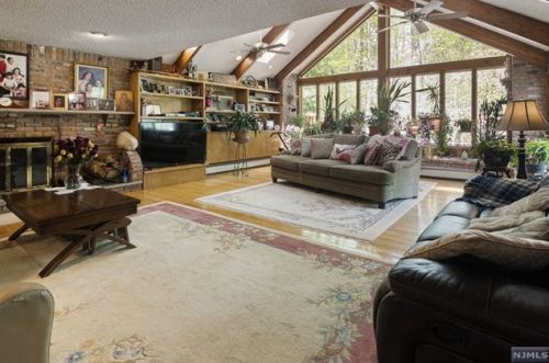 17 Colonial Dr, Allendale NJ  07401-1401 exterior