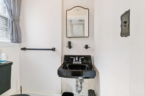 37 Mayfair Ave, Floral Park NY  11001-2546 exterior