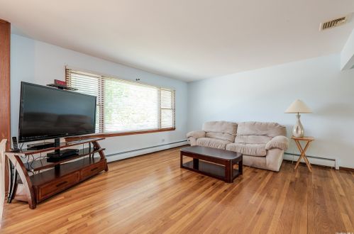 620 Dyre Ave, West Islip NY  11795-3312 exterior