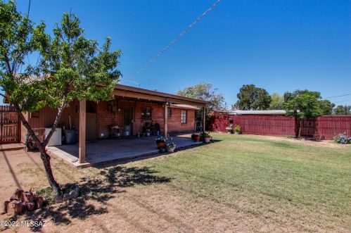 945 Prince Rd, Tucson, AZ 85705-3106