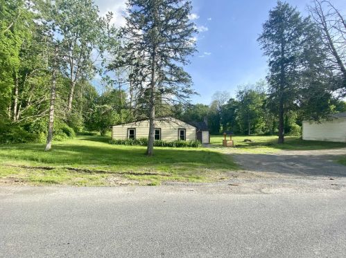 84 Fallkill Rd, Hyde Park, NY 12538-3180