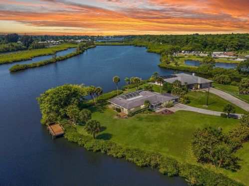 780 Bayview Dr, Nokomis, FL 34275-2247
