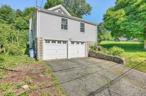 3 Hemlock Dr, Mahopac, NY 10541-5357