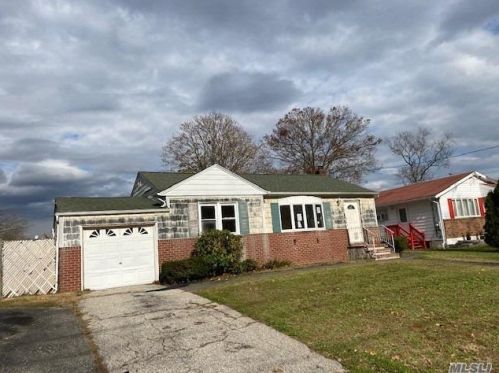601 Lakeway Dr, Babylon, NY 11704-2006