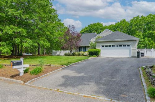 1 Northumberland Dr, Shoreham, NY 11786-2000