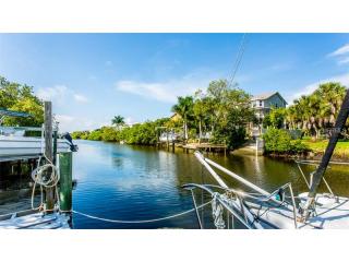 1819 Bayshore Rd, Palmetto, FL 34221-3147
