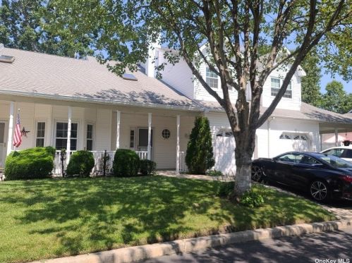 11 Oyster Cove Ln, Blue Point, NY 11715-1241